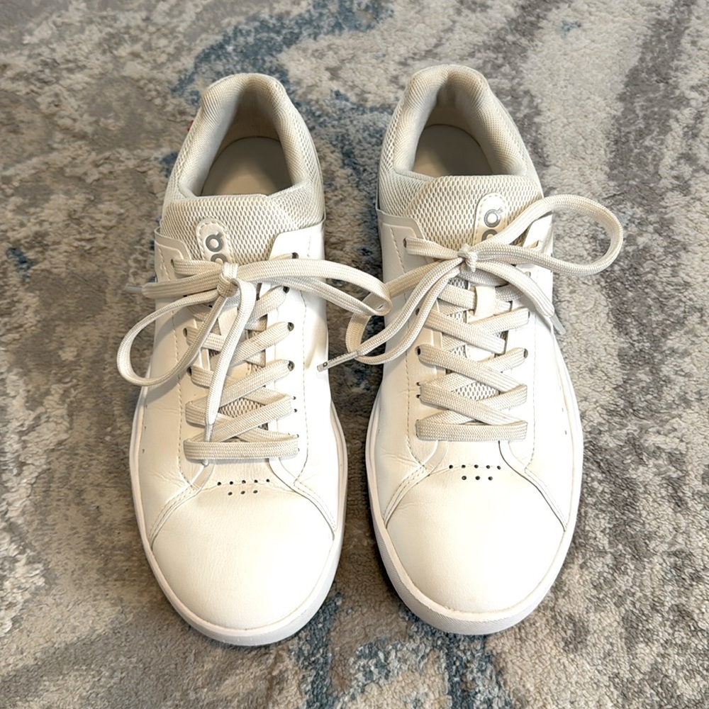 On Cloud The Roger. Size 8.5. White.